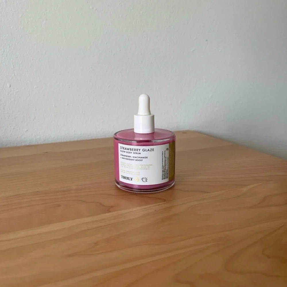 NWT TRULY Strawberry Glaze Glow Body Serum